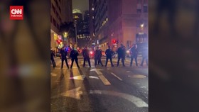 VIDEO: Detik-detik Polisi Ancam Tahan Demonstran Migran di LA