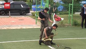 VIDEO: Senyum Lepas RM dan V BTS Sapa ARMY Selesai Wamil