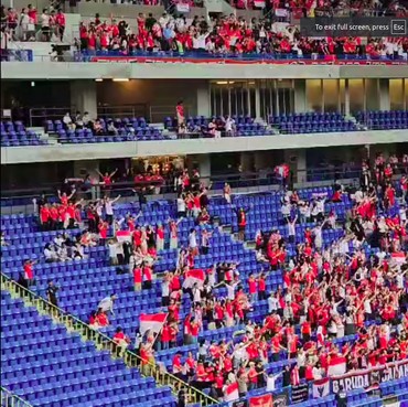 7 Foto Suporter Timnas Indonesia Merahkan Stadion Osaka Meski Diguyur Hujan
