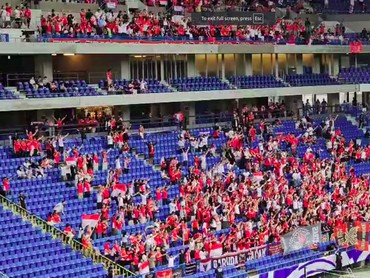 7 Foto Suporter Timnas Indonesia Merahkan Stadion Osaka Meski Diguyur Hujan