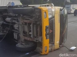 Truk Terbalik di Tol Jagorawi Km 34 Dipicu Pecah Ban