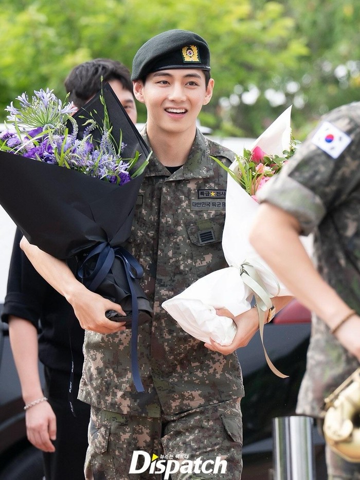 Dalam beberapa foto yang diunggah media Korea Selatan Dispatch, V BTS terlihat menyapa orang-orang sambil membawa buket bunga./ Foto: instagram.com/koreadispatch