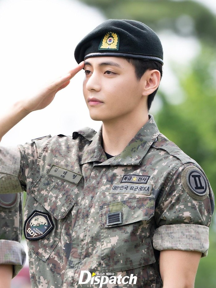 Dalam potret lainnya, V BTS juga berpose dalam sikap hormat setelah menyelesaikan wajib militernya./ Foto: instagram.com/koreadispatch