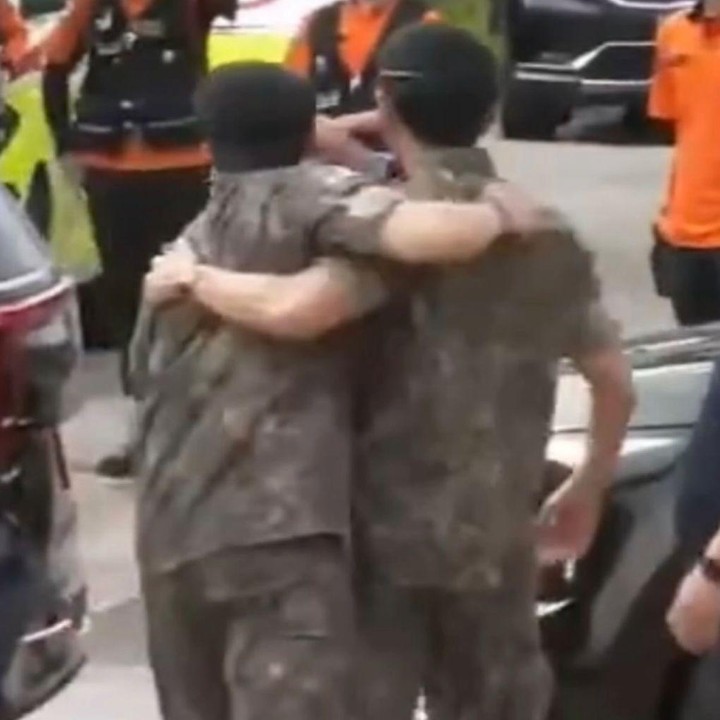 <p>RM dan V tampil gagah mengenakan seragam militer lengkap. Mereka yang jalan bersama mendapatkan sorak sorai dan tepuk tangan dari para penggemar yang berkumpul di dekat markasnya. (Foto: Instagram@thv)</p>