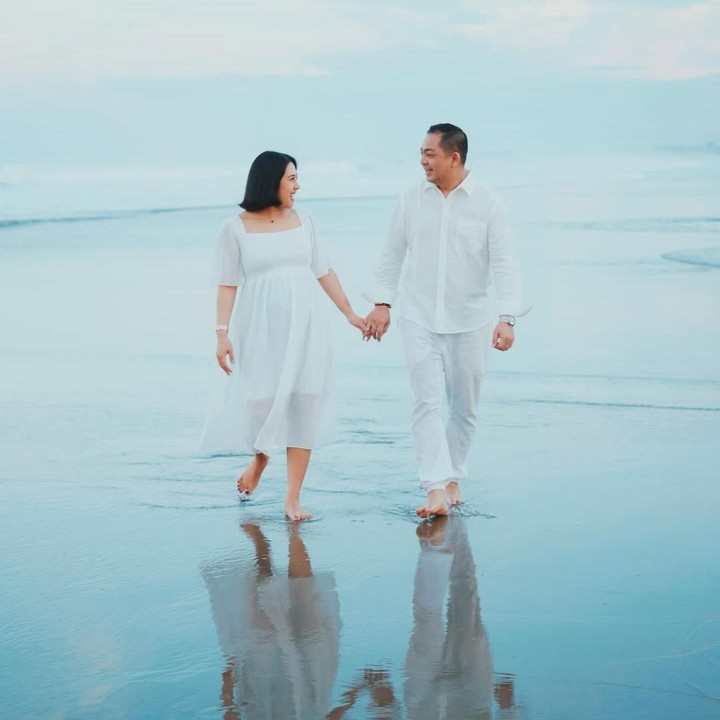 <p>Pada Juni 2025, Ade Govinda dan sang istri Indiarisa mengungkap potret <em>maternity shoot</em> kehamilan pertama. Pasangan yang menikah pada 3 Agustus 2024 ini mengambil foto dengan beberapa tema, mulai dari <em>indoor</em> di studio dan <em>outdoor</em> di pinggir pantai di Bali. Lokasi <em>outdoor</em>&nbsp;sengaja dipilih Ade karena alasan khusus. "<em>Maternity shoot</em> di pulau favoritnya bundi bumil @indiarisa_," tulisnya dalam unggahan di media sosial. (Foto: Instagram @indiarisa_)</p>
