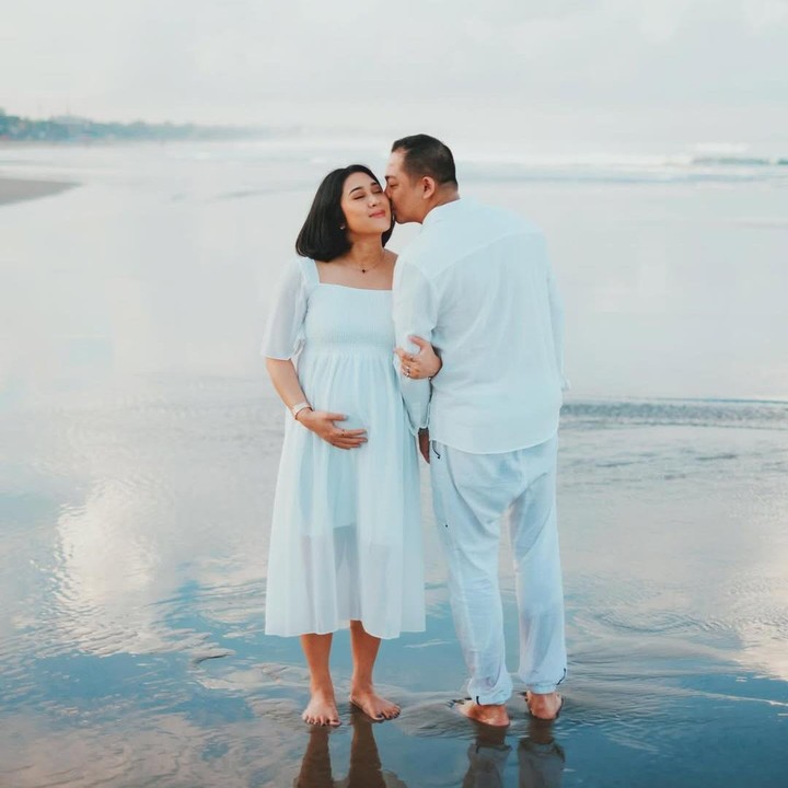 <p>Ade pun meminta doa kepada pada sahabat dan penggemarnya agar sang istri dan calon bayinya senantiasa sehat. "Mohon doanya teman teman sahabat sahabat semuanya doakan semoga baby K lahir dengan selamat lancar segalanya, anak pinter ya sayang," tulisnya. Foto: Instagram @indiarisa_</p>