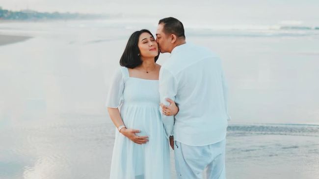 Ade Govinda Ajak Sang Istri Jalani Maternity Shoot di Pulau Favorit, Beri Inisial Nama Si Kecil