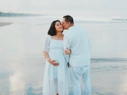 Ade Govinda Ajak Sang Istri Jalani Maternity Shoot di Pulau Favorit, Beri Inisial Nama Si Kecil