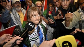 FOTO: Dideportasi dari Israel, Greta Thunberg Disambut Bak Pahlawan