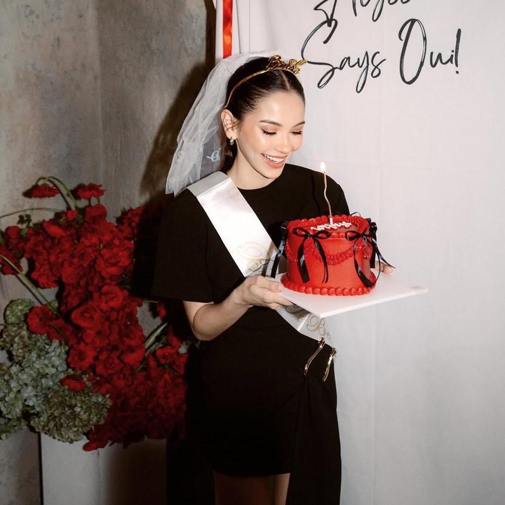 <p>Alyssa begitu bahagia mendapatkan kejutan <em>bridal shower</em> dari para sahabat dekatnya. Rona bahagia terlihat jelas di wajah Alyssa saat memamerkan kue <em>bridal shower</em> berwarna merah sambil mengenakan aksesori <em>veil</em> dan <em>sash</em> bertuliskan 'Bride To Be'. "Sayang kalian semua," kata Alyssa. (Foto: Instagram @alyssadaguise)</p>