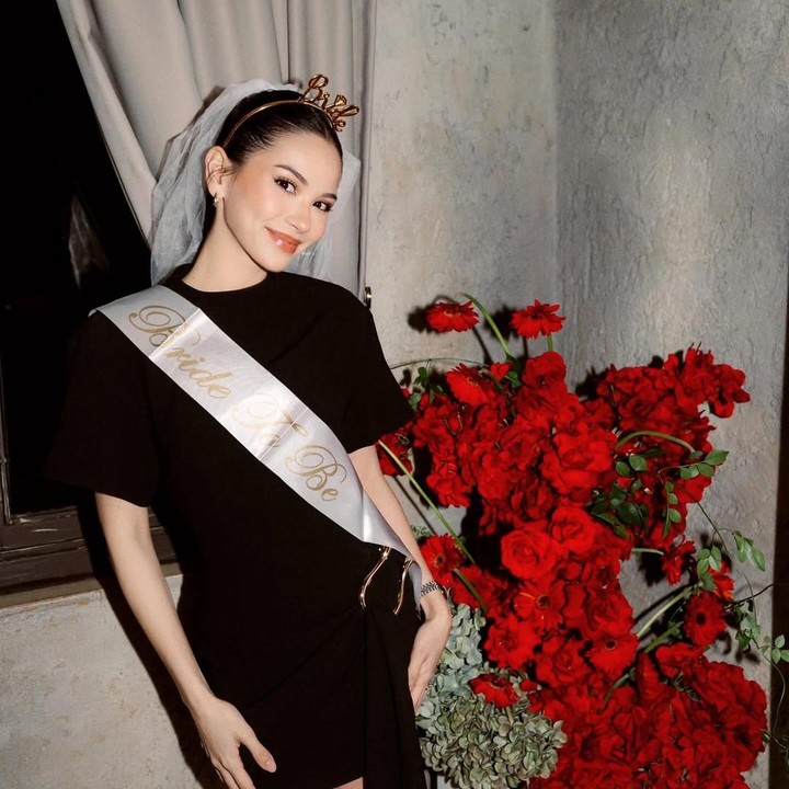 <p>Di acara<em> bridal shower</em> ini, Alyssa dan para sahabat kompak mengenakan pakaian berwarna serba hitam. Sebenarnya, Alyssa diminta memakai baju berwarna merah, namun ia menolaknya. "Mereka menyuruh saya memakai warna merah... tetapi tentu saja, saya tidak mau: perilaku Aries yang klasik, saya tahu. Keras kepala?" ungkap Alyssa. (Foto: Instagram @alyssadaguise)</p>