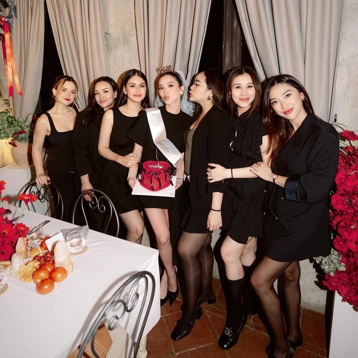<p>Acara <em>bridal shower</em> Alyssa ini sebenarnya adalah kejutan yang dibuat oleh teman-temannya. Alyssa sama sekali tidak mengetahui kejutan ini. "Yang awalnya hanya "kencan dengan saudara perempuan" berubah menjadi kejutan termanis; malam lajang yang sesungguhnya dengan teman-teman perempuan!" tulisnya di Instagram. (Foto: Instagram @alyssadaguise)</p>