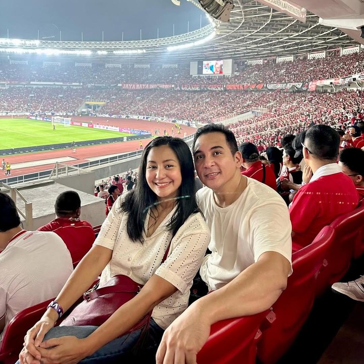 <p>Baru-baru ini, Amara dan Frans terlihat menghabiskan waktu bersama menonton pertandingan sepak bola, di mana Timnas Indonesia melawan China, di Stadion Utama Gelora Bung Karno (GBK). Amara membagikan potret <em>quality time</em> dengan sang suami di media sosial. (Foto: Instagram @amaranggana)</p>