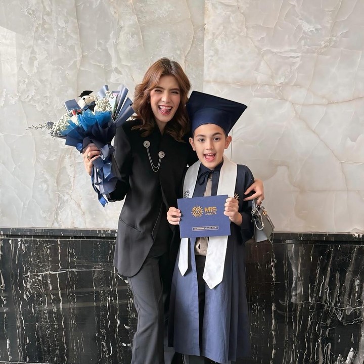<p>Quenzino Acana Naif, anak pertama Carissa Puteri juga lulus SD tahun ini. Carissa mengunggah momen kebahagiaan putranya melalui Instagram pribadi. "Kamu berhasil, Q! Sampai tinggal sekolah dasar...Hello Sekolah Menengah Pertama," tulis Carissa sebagai keterangan foto. (Foto: dok. Instagram @carissa_puteri)</p>
