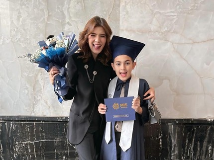 Momen Quenzino Anak Carissa Puteri Lulus SD Bikin Followers Kaget, Intip 5 Potretnya