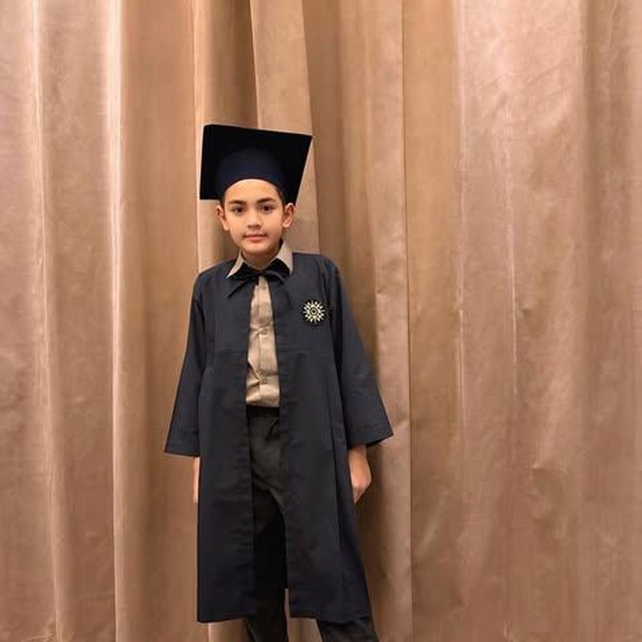 <p>Momen kelulusan Quenzino ini membuat <em>followers</em> Carissa Puteri terkejut karena merasa waktu cepat berlalu. "Q udh mau SMP cepat banget," tulis akun @yol********. Akun lainnya juga berkomentar sama. "Q lahir tahun berapa sih? Kok cepet banget udah lulus SD?" tulis akun @irn***. "Kakak Q udah mau SMPA aja, waktu cepat banget berlalu," komentar akun @yul*****. (Foto: dok. Instagram @carissa_puteri)</p>