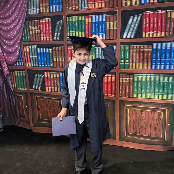 <p>Quenzino tampak mengenakan toga wisuda dan bersiap mengabadikan momen kelulusannya. Tak lupa, Carissa menuliskan ucapan selamat untuk putra pertamanya dengan kalimat menyentuh. "Selamat atas pencapaian ini. Mengejar cita-cita membutuhkan kerja keras, semangat, dan banyak pengorbanan. Teruslah meraih bintang, Q (emotikon bintang). Kami sangat mencintaimu," tulis Carissa. (Foto: dok. Instagram @carissa_puteri)</p>