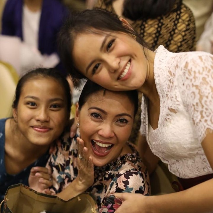 <p>Becky Tumewu dikaruniai dua anak perempuan, Tara dan Kayla Dermawan. Ia dikenal dekat dengan kedua putrinya, seperti di antaranya momen bersama Tara Dermawan yang banyak dibagikan di media sosial Instagram. (Foto: Instagram @becktum)</p>