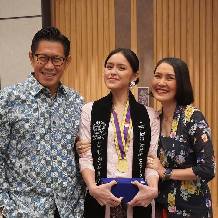 <p>Mengikuti jejak sang ayah, Johannes Theodorus Darmawan, Tara baru saja lulus dari kedokteran gigi. Beberapa waktu lalu, Becky mendampinginya ketika wisuda. (Foto: Instagram @becktum)</p>