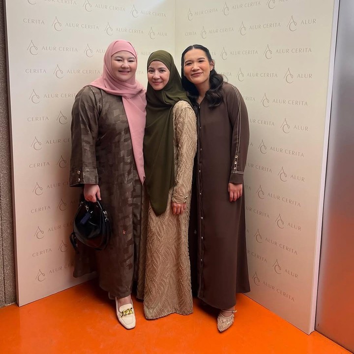 <p>Perempuan 31 tahun ini tampil mengenakan busana muslim lengkap dengan hijab berwarna <em>pink</em>. Siapa sangka? Penampilannya ini pun berhasil menarik perhatian netizen yang membanjiri kolom komentarnya. (Foto: Instagram@eriskarein)</p>