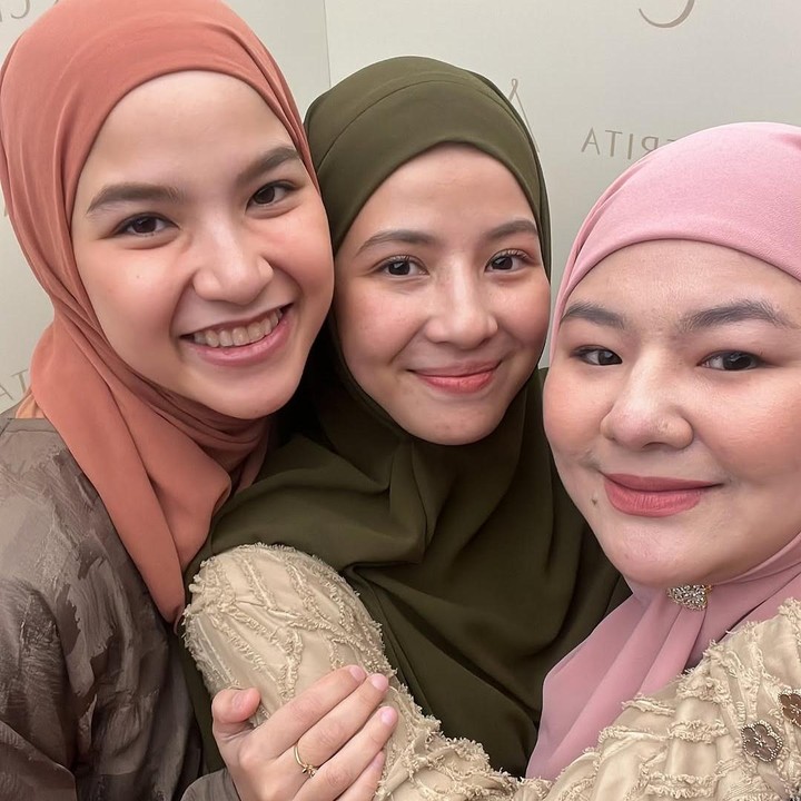 <p>Tak sedikit dari mereka yang memberikan pujian kepada sang aktris, lho, Bunda. “MasyaAllah pujaanku dulu zaman FTV hmmm cantik semua,” tulis akun <em>@entin****.</em> “Dari dulu setiap nonton ka @<em>eriskarein</em> selaly nyebut ‘yaa allah cantik banget’ sampe sekarang juga masih. yaa allah cantik banget,” tulis akun <em>@ayu_v****. </em>(Foto: Instagram@eriskarein)</p>