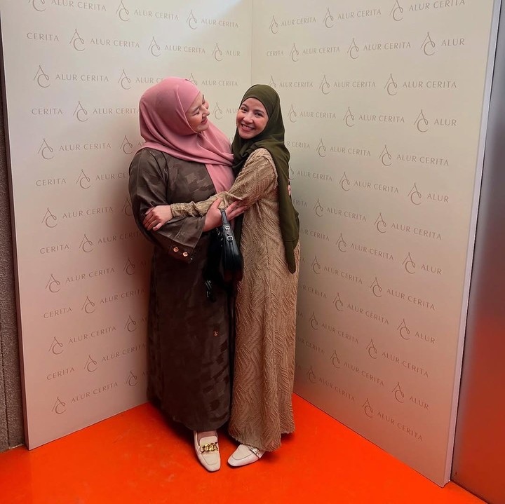 <p>Bahkan, belum lama ini, ia terlihat mengabadikan momen saat menghadiri acara <em>launching</em> produk baru bisnis sahabatnya, Natasha Rizky. “Alur ceritaku yang baru <em>@alurcerita,</em> kakakku sayang <em>@natasharizkynew</em> dan Grec <em>@greciasuhardi</em> Sukses selalu ya dan juga MasyaAllah kak Aca suka banget sama koleksi Arafah Seriesnya,” tulis Eriska, dikutip dari laman <em>Instagram@eriskarein,</em> Rabu (11/6/2025). (Foto: Instagram@eriskarein)</p>