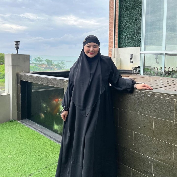 <p>Meski kini sudah jarang muncul di layar kaca, tampaknya Bunda dua anak satu ini masih berhasil memikat hati para penggemar lewat berbagai kegiatan yang dibagikannya di media sosial. (Foto: Instagram@eriskarein)</p>