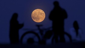 FOTO: Kecantikan Strawberry Moon Pikat Langit Eropa
