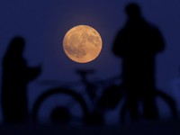 Kecantikan Strawberry Moon Pikat Langit Eropa