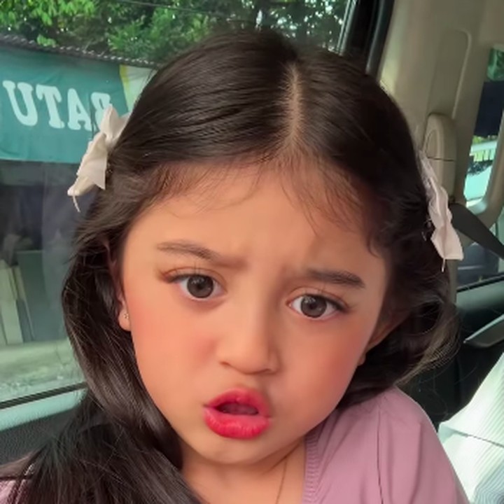 <p>Netizen pun ramai menuliskan komentar memuji kecantikan Guzel hingga menyebutnya seperti boneka Barbie. "Barbie hidup," tulis akun @sof********. Begitu juga dengan akun @feb*****, "Aduh MasyaAllah boneka cakep pol." Akun @mar***** juga berkomentar, "Masya Allah....Cantik amat sih ini bidadari kecil". (Foto: dok. Instagram @guzelimalisyakieb)</p>