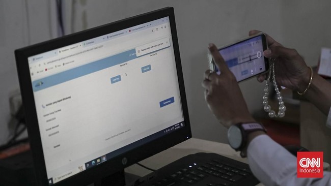 Sejumlah orang tua calon siswa di Makassar, Sulawesi Selatan, mengeluhkan tidak dapat mengakses ke sistem penerimaan murid baru (SPMB) 2025.