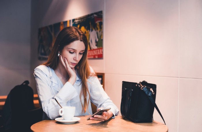 Etika meletakkan tas di restoran/Foto: freepik.com/freepik