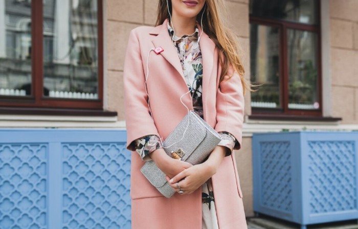 Etika membawa tas berukuran kecil/Foto: freepik.com/marymarkevich