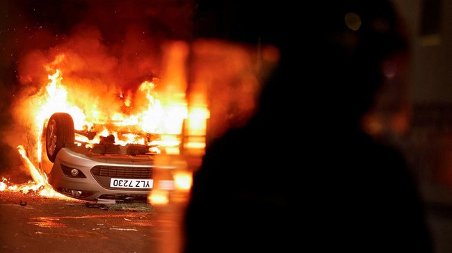 Irlandia Utara Rusuh, Polisi Diserang hingga Rumah-Mobil Dibakar Ratusan orang bertopeng menyerang polisi dan membakar rumah serta mobil di kota Ballymena, Irlandia Utara, pada Selasa (10/6).