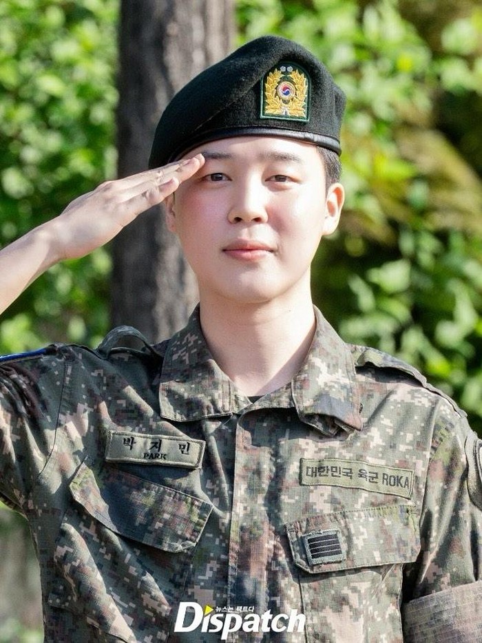 Serupa dengan Jungkook, Jimin juga tampil dengan senyum teduh dan sikap hormat setelah menyelesaikan wajib militernya./ Foto: instagram.com/koreadispatch