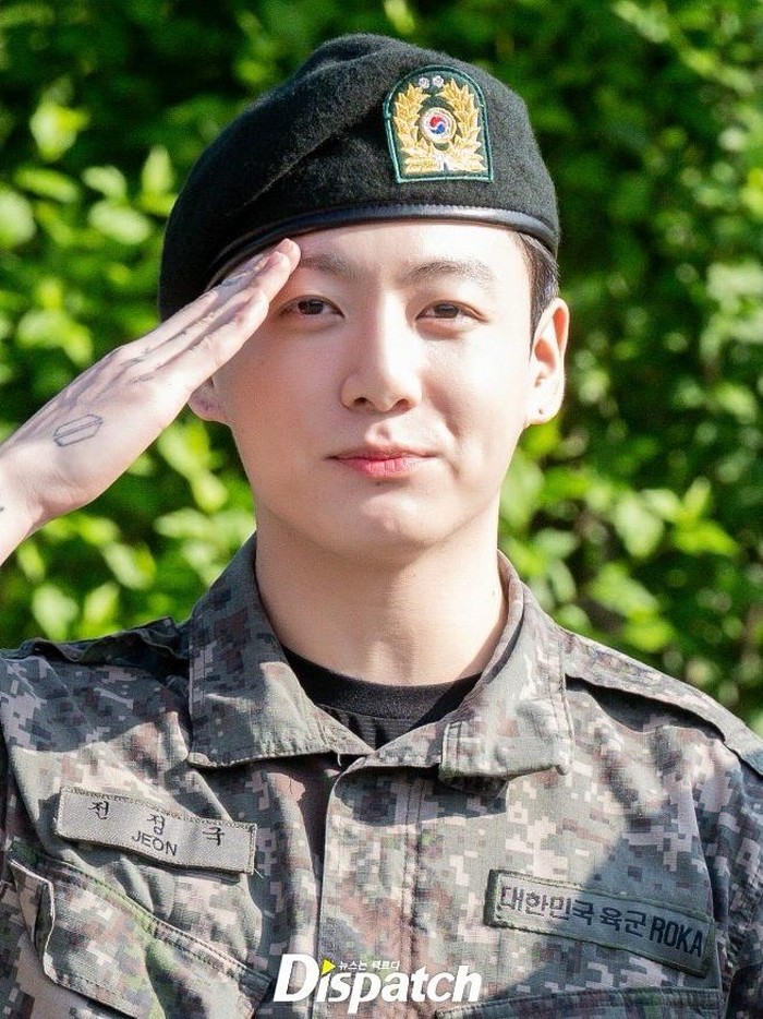 Dengan ekspresi cerah, Jungkook memamerkan sikap hormat sembari menyapa publik hingga penggemarnya yang menyambutnya./ Foto: instagram.com/koreadispatch