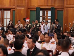 Kapolri-Panglima TNI Duet Nyanyi Rumah Kita saat Gala Dinner Bareng Prabowo