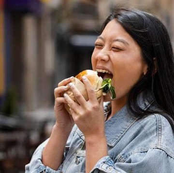 5 Kebiasaan Buruk Setelah Makan yang Harus Dihindari