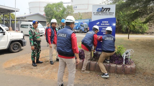 Kejagung Sita Kilang Minyak Anak Riza Chalid di Kasus Minyak Mentah Kejaksaan Agung menyita aset kilang minyak PT Orbit Terminal Merak milik anak saudagar minyak Riza Chalid terkait kasus korupsi.