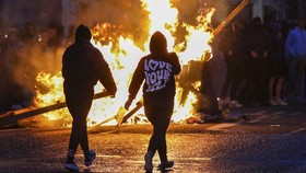 FOTO: Kerusuhan di Irlandia Utara, Mobil hingga Rumah Dibakar