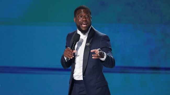 Kevin Hart roasting habis P Diddy dan Kanye West dalam monolog pembukaan BET Awards 2025.