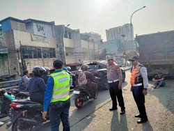 Lalin Flyover Ciputat Arah Jakarta Macet gara-gara Truk Mogok