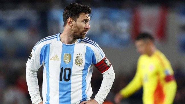 Demi Argentina, Messi Minta Ditarik Keluar Lapangan Pelatih timnas Argentina Lionel Scaloni menyebut Lionel Messi meminta untuk ditarik keluar dalam duel lawan Kolombia pada Kualifikasi Piala Dunia 2026.