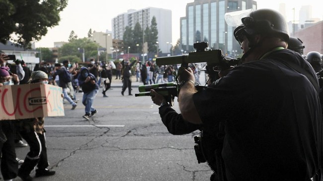 Kementerian Luar Negeri RI memastikan dua warga negara Indonesia (WNI) yang ditangkap di Los Angeles, Amerika Serikat, karena masalah imigrasi bukan demonstrasi