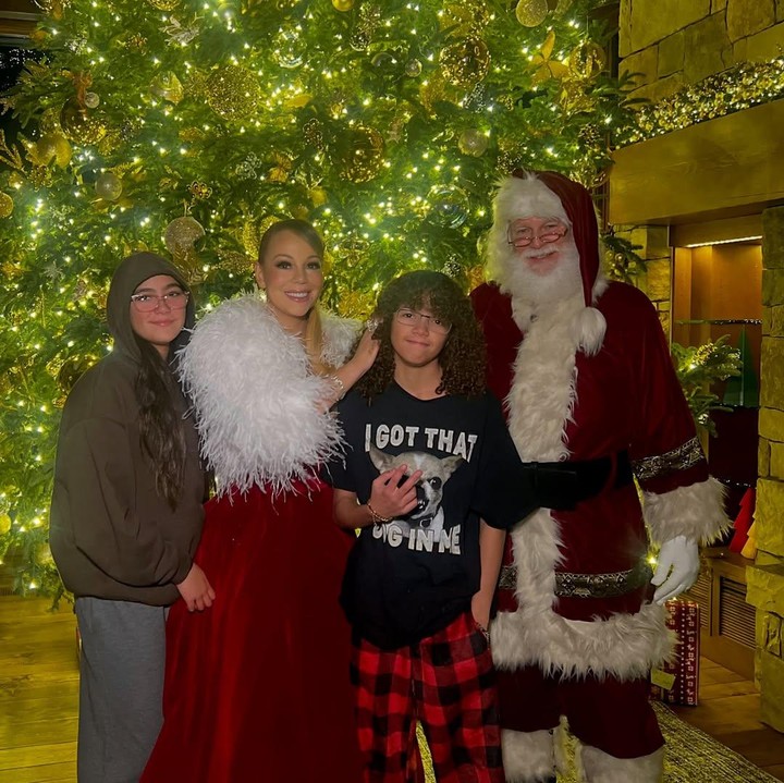 <p>Mariah menikah dengan seorang aktor sekaligus komedian Nick Cannon pada 2008 sebelum akhirnya berpisah pada 2016. Dari pernikahan itu, mereka dikaruniai anak kembar yang kini telah beranjak remaja. (Foto: Instagram@mariahcarey)</p>