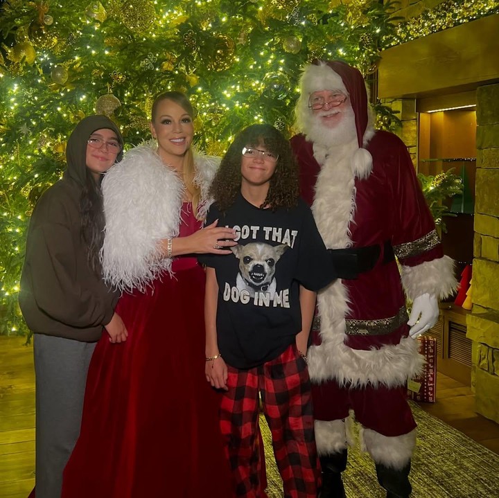 <p>Meski kini tengah disibukkan dengan persiapan tur konsernya keliling dunia, Mariah termasuk salah satu Bunda seleb yang cukup dengan anak-anaknya. Hal itu diketahui langsung melalui beberapa momen yang kerap diabadikan di media sosial. (Foto: Instagram@mariahcarey)</p>