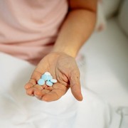 Minum Obat Pakai Air Dingin atau Air Hangat? Ini Kata Ahli