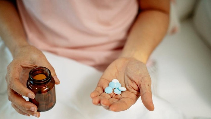 img-title Minum Obat Pakai Air Dingin atau Air Hangat? Ini Kata Ahli
