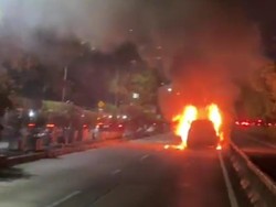 Awas Macet, Ada Mobil Terbakar di Jalan S Parman Slipi Arah Tomang