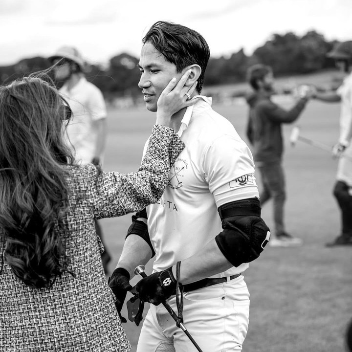 <p>Momen itu dibagikan langsung oleh sang pangeran melalui foto yang diunggah di akun Instagram pribadinya. Pasangan ini diketahui hadir dalam acara Royal Ascot 2025, lomba pacuan kuda. (Foto: Instagram@tmski)</p>